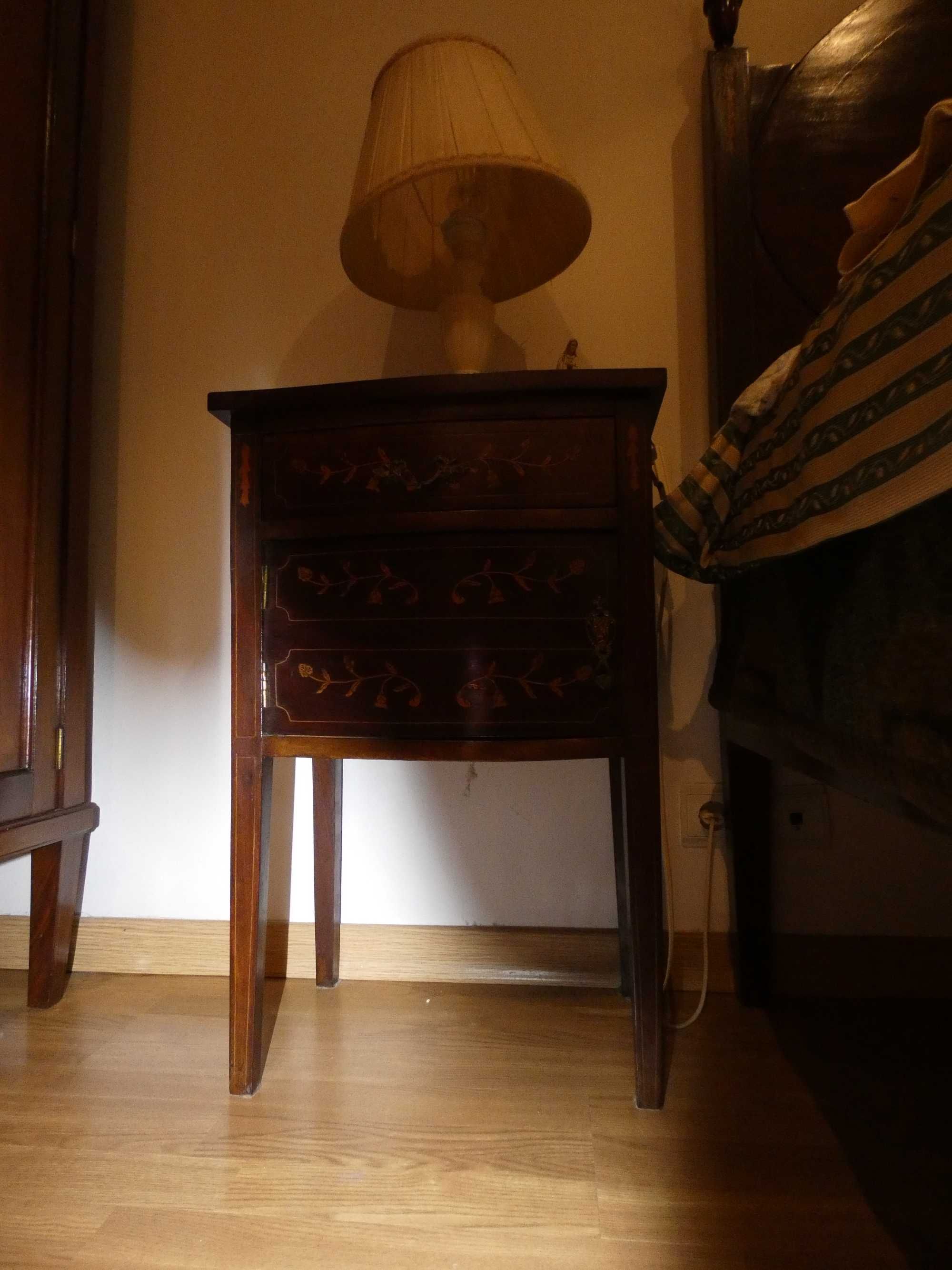Cama de casal vintage restaurada com colchão e 2 mesas de cabeceira