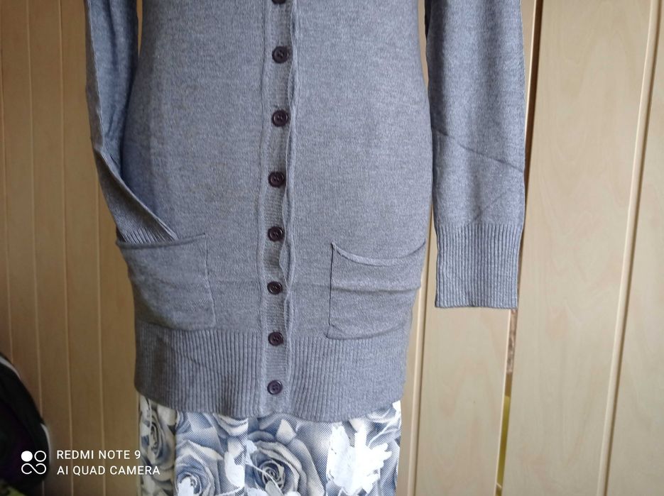 Świetny długi kardigan-tunika z długim rękawem.