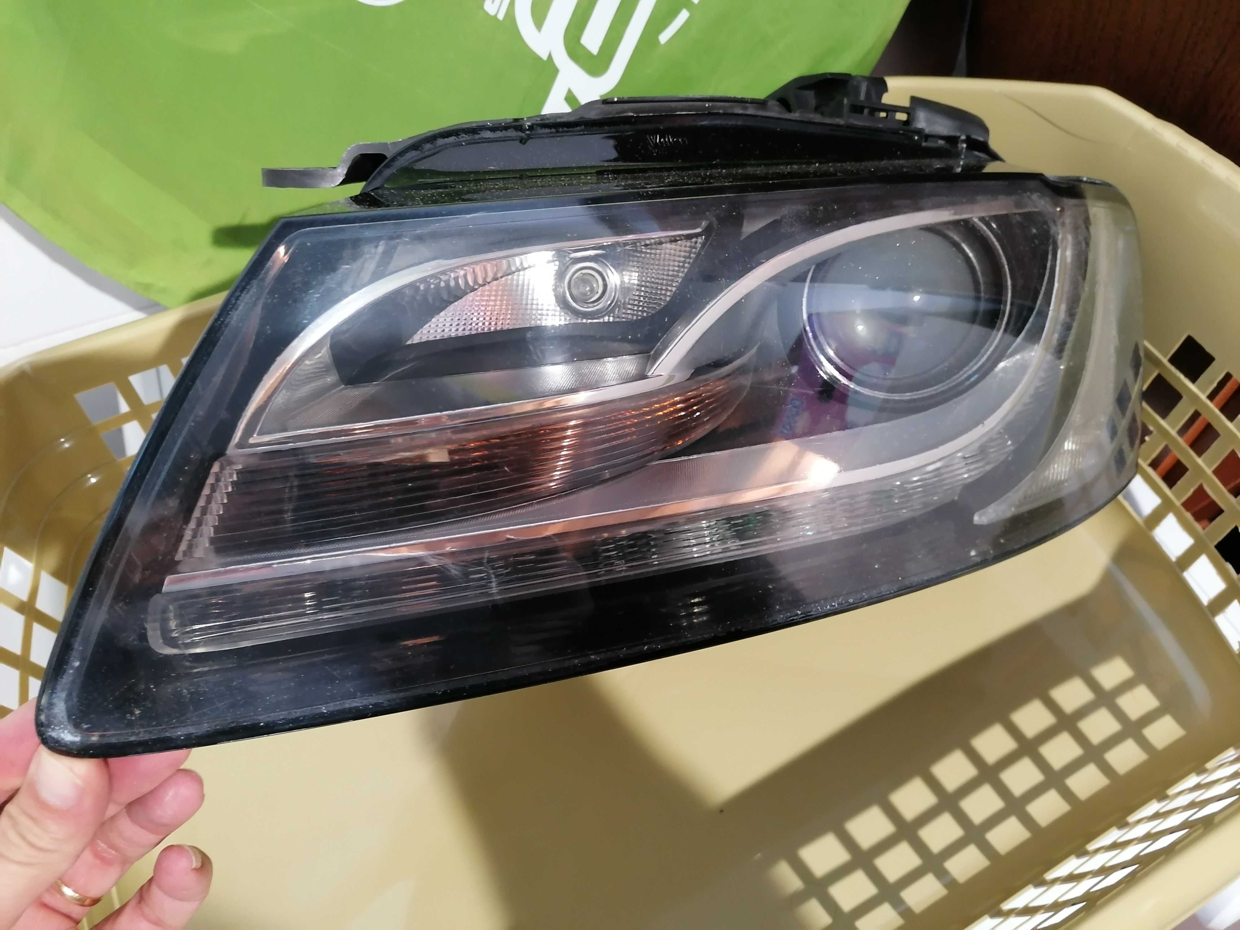 Farol esquerdo Audi xenon com luz diurna