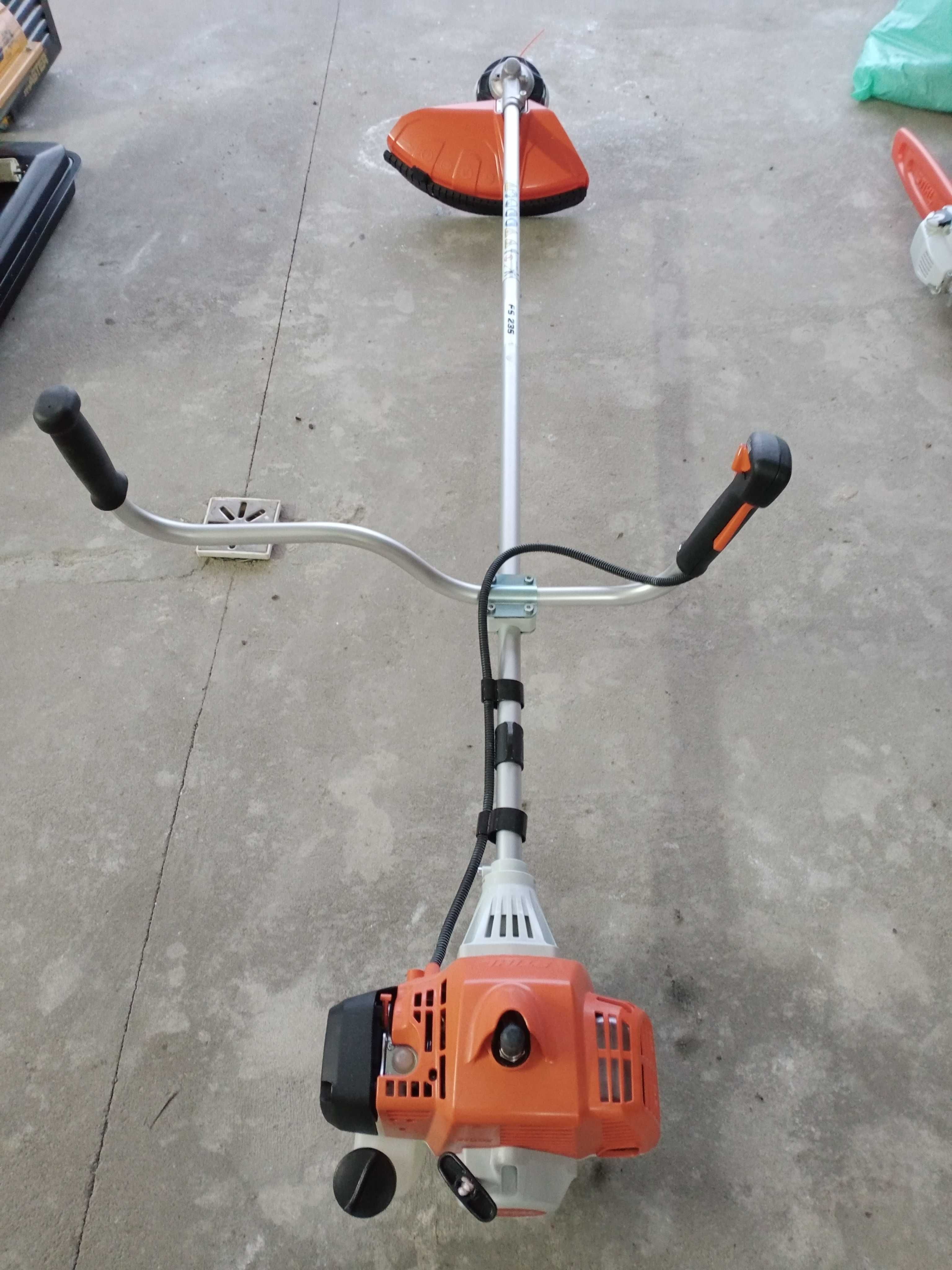 Koszenie Traw Zarośli Kosą Spalinową Stihl FS 235 Usługi Glebogryzarką