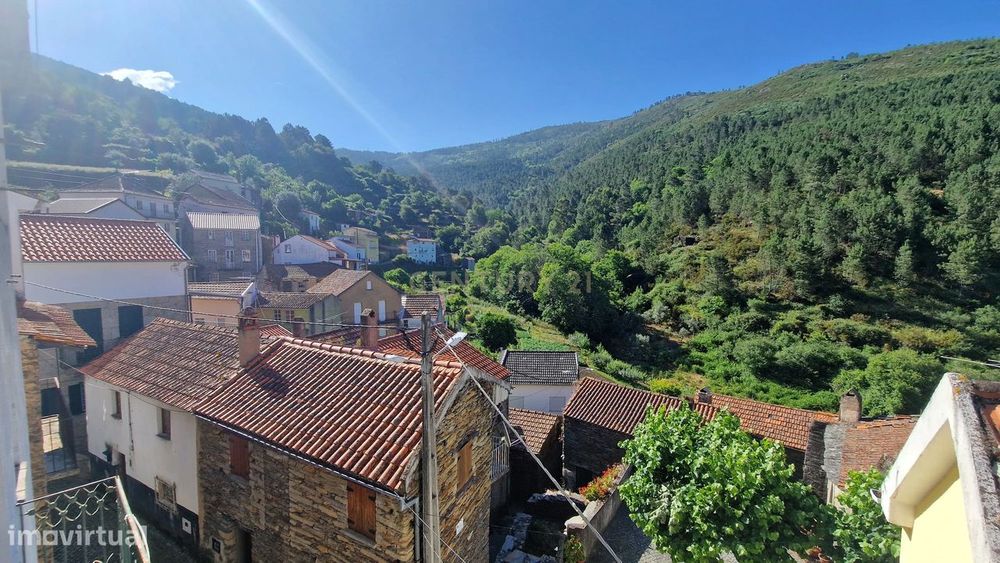 Moradia típica localizada em Sazes da Beira, no coração da Serra da Es