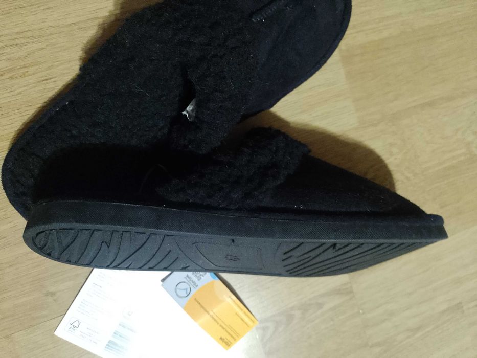 Czarne papcie, pantofle