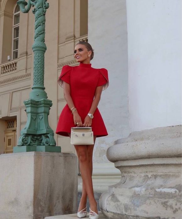 Червона сукня з бантом на спині