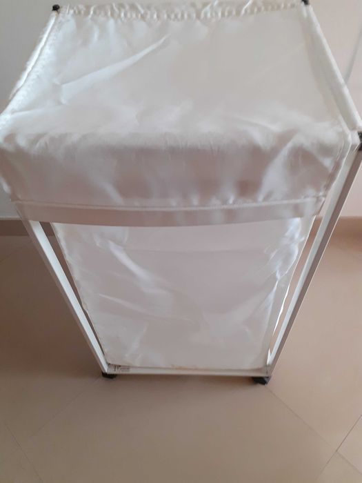 Estrutura cesto de lavandaria Ikea com rodas