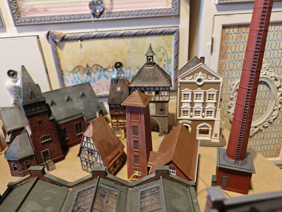 Miniaturowe miasteczko stacja kolejowa makieta domki modelarstwo