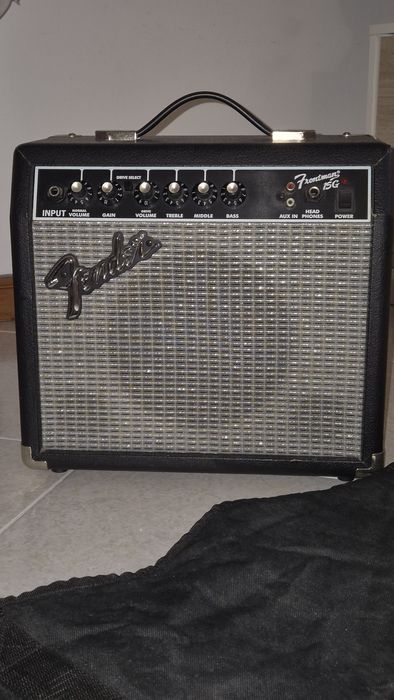 Guitarra Squier Fender e amplificador Fender 15G