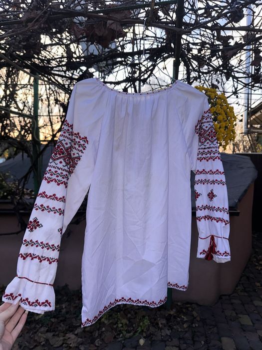 Жіноча вишиванка ручної роботи