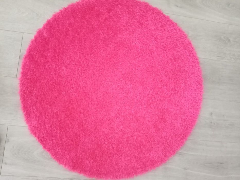Tapetes (circular e retangular) de quarto cor de rosa.