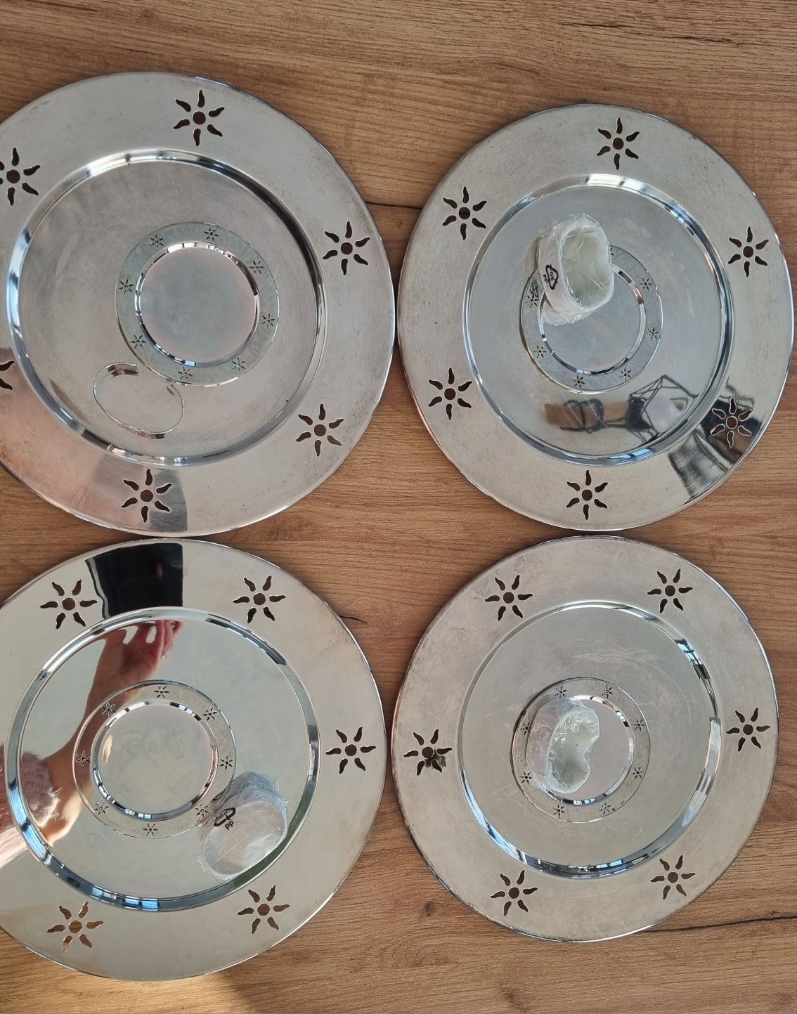 Podstawki pod talerze, talerze ozdobne, srebrna zastawa świąteczna