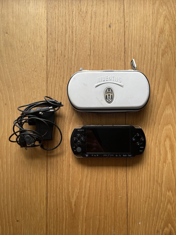Sony PSP-3004 + Cartão Memory Stick 4GB + Carregador + Estojo Protetor