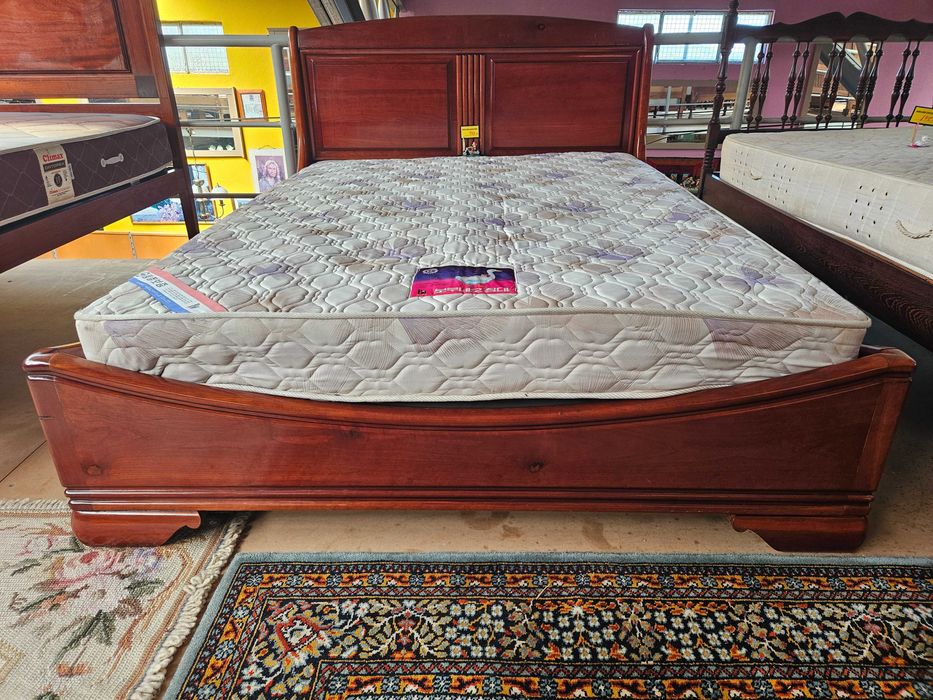 Excelente cama em madeira maciça com estrado e colchão - óptim