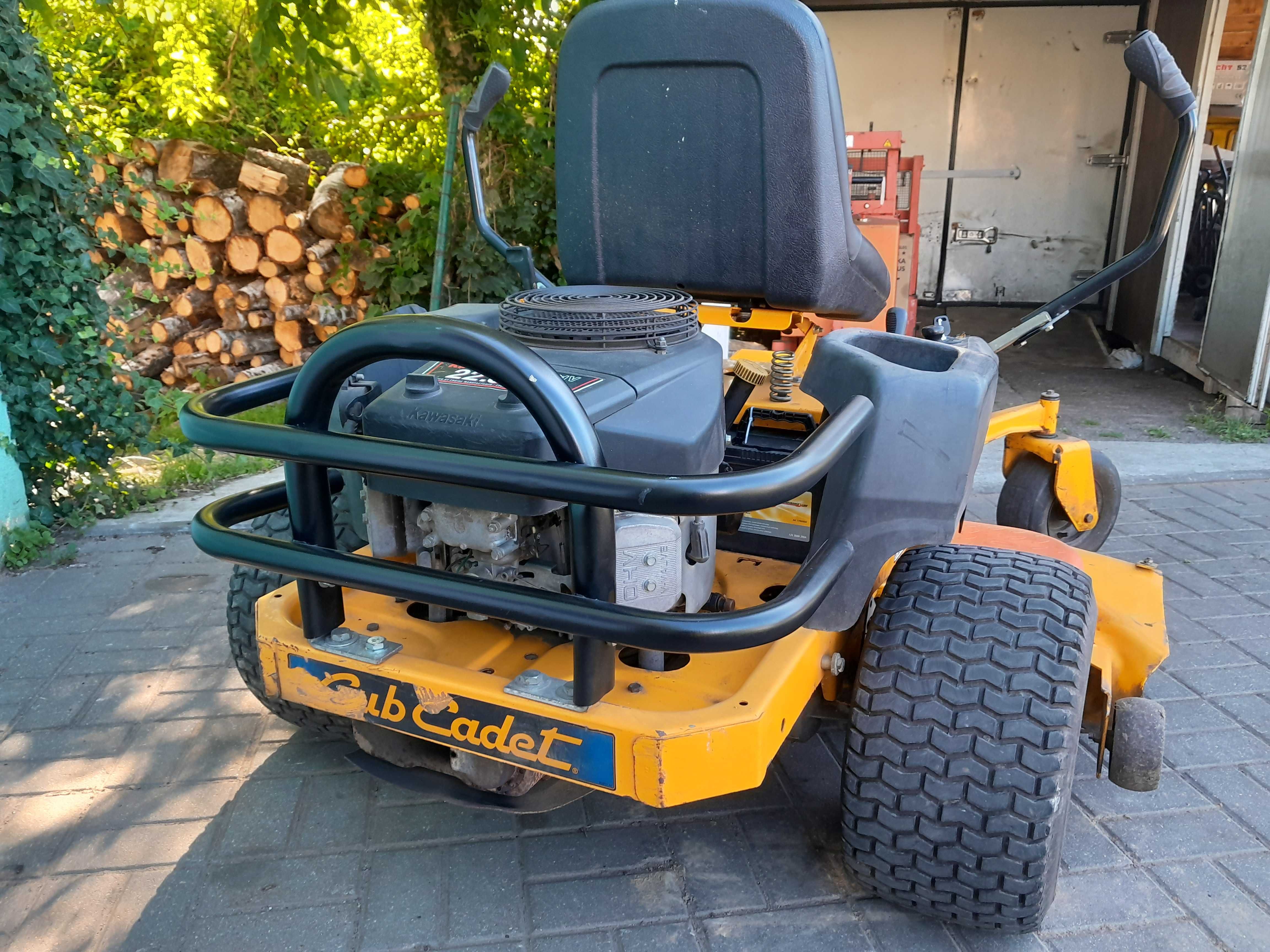 Kosiarka zero turn Cub Cadet Kawasaki 22 KM