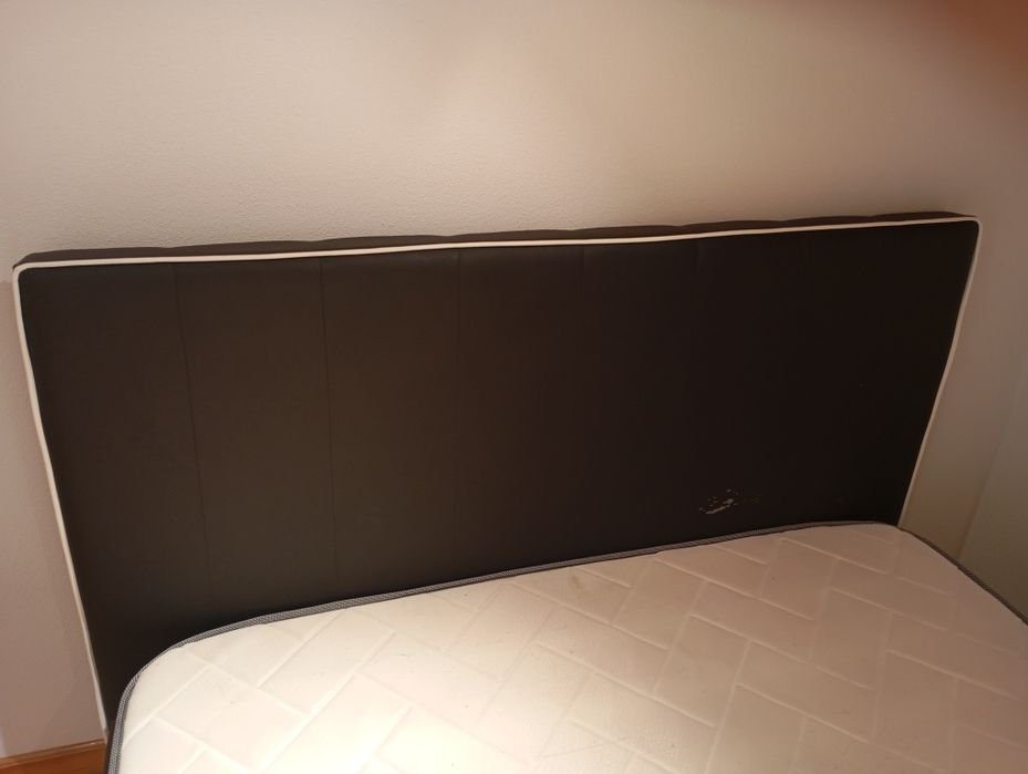 Cama casal forrada a pele sintética