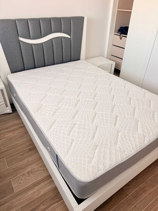 Cama de casal Como nova