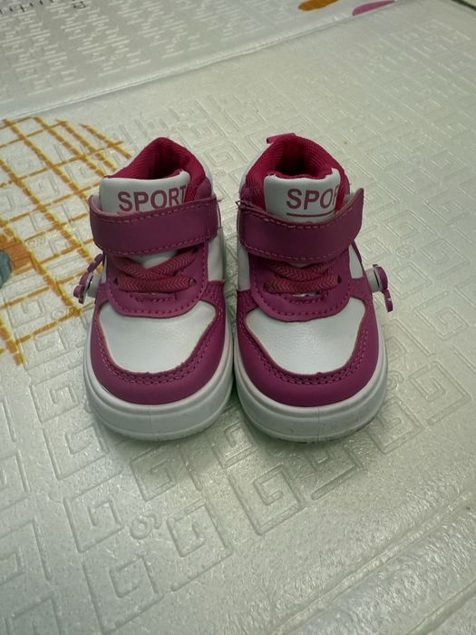 Дитячі кросівки для дівчинки