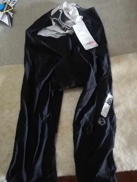 Calções de ciclismo piratas.