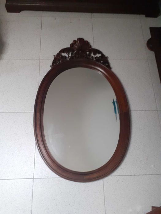 Espelho antigo com moldura em madeira escura