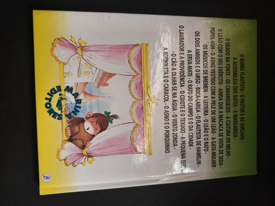Livro Fábulas. 
Livro de diversas fábulas como a borboleta e o car