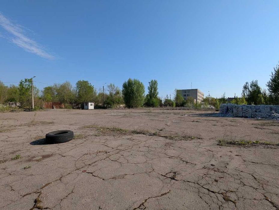 Здамо в оренду майданчик та склади зрампою та напольні  на Обухова 66А