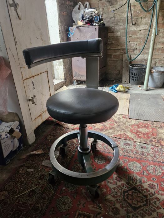 Продам 2 стульчика на колесах поворотні.