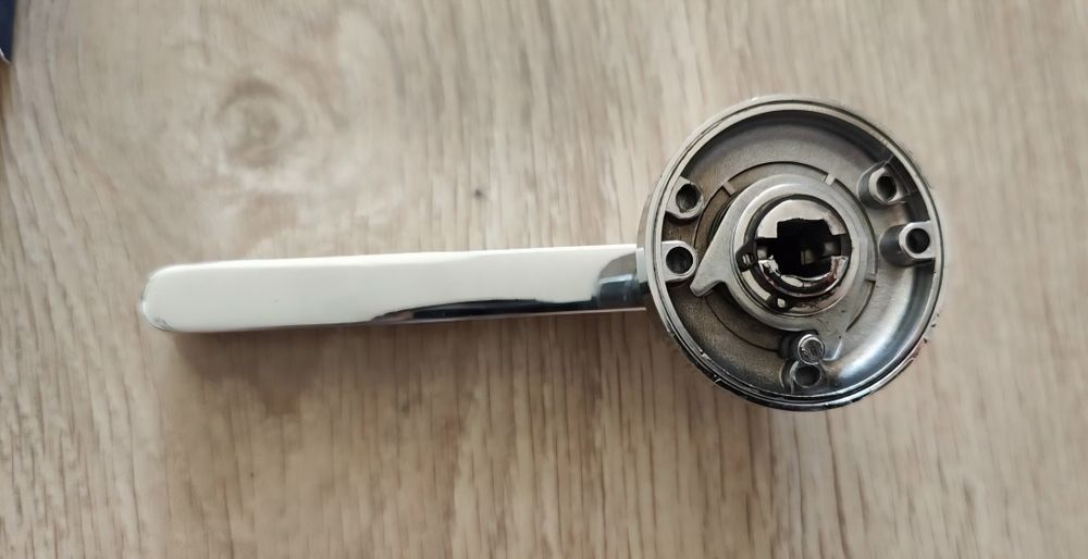 Klamki do drzwi wewnętrznych uszkodzone