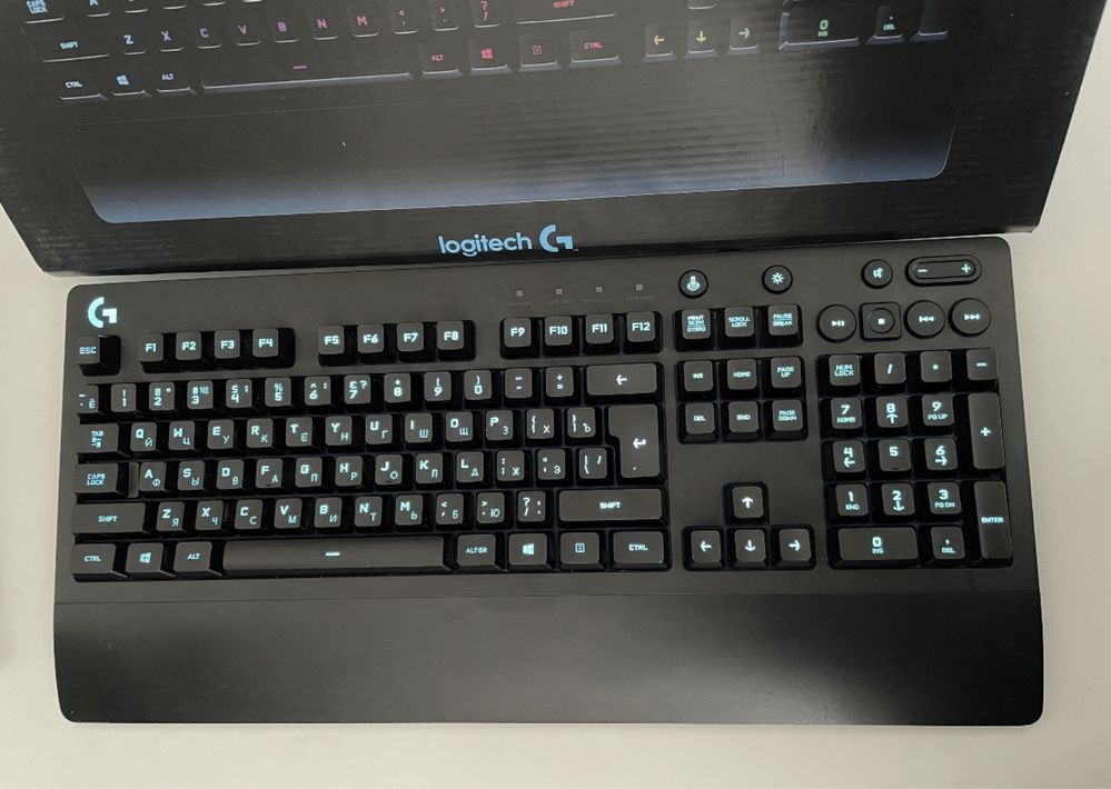 ігрова клавіатура Logitech G213 у відмінному стані.