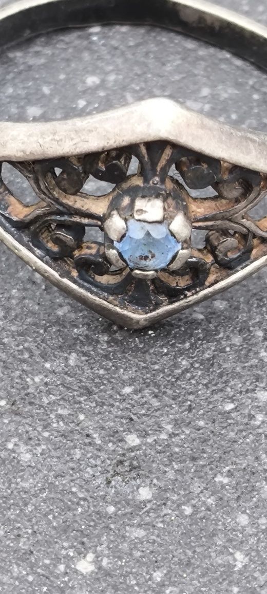 Bardzo stary srebrny epicki pierścionek z niebieskim kamieniem . Vinta