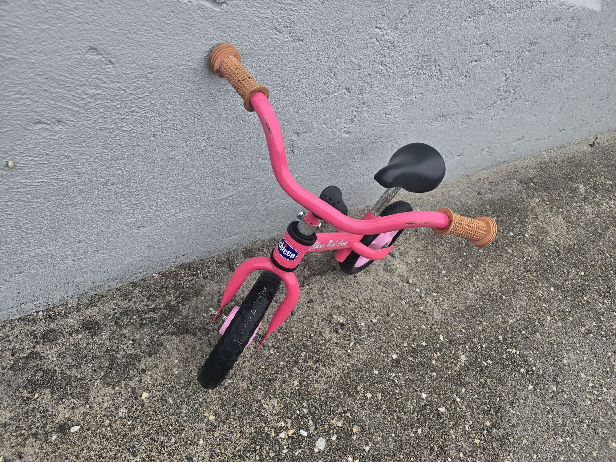 Bicicleta sem pedais cor de rosa marca Chicco
Idade 2-4 anos