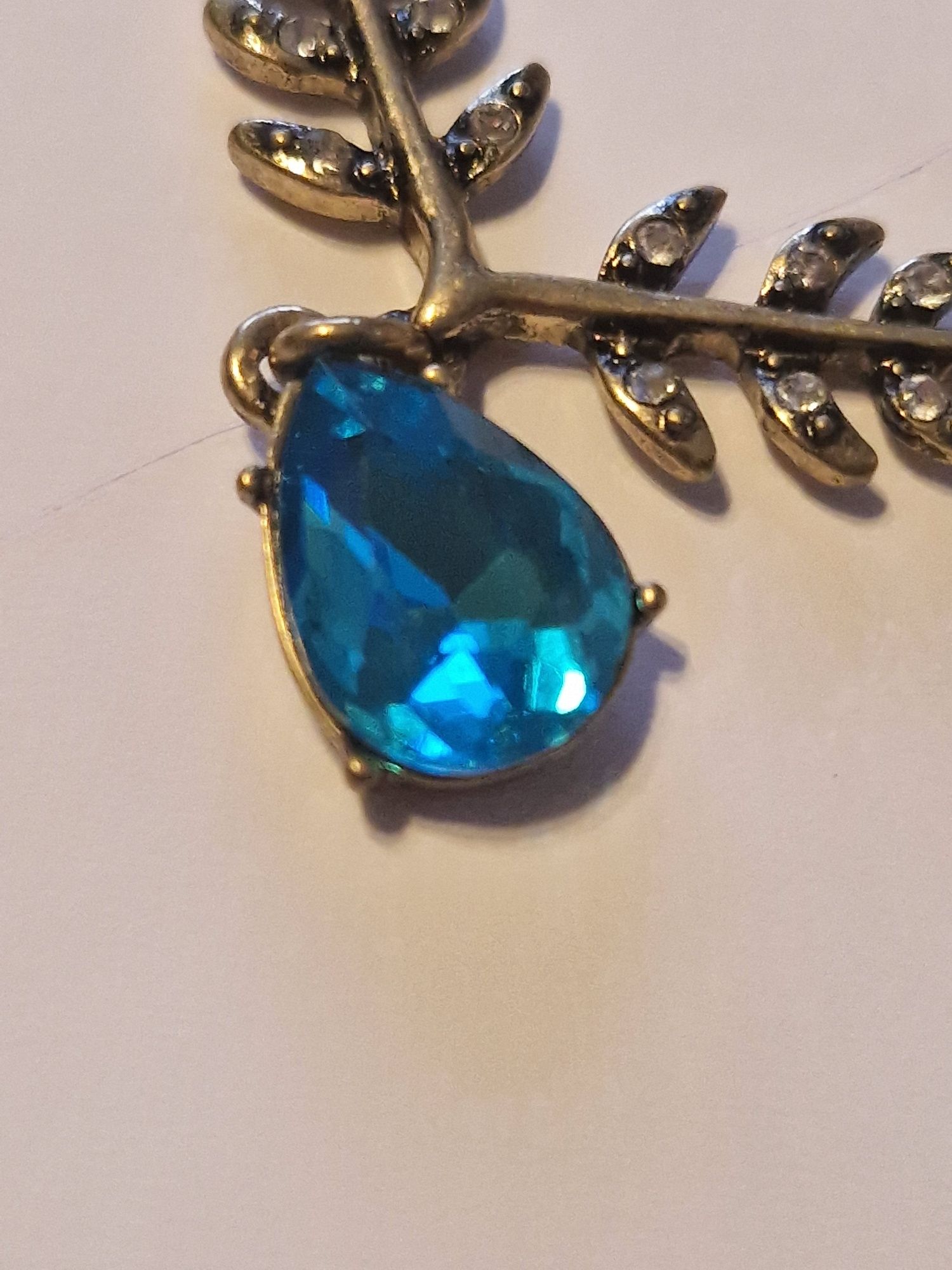 Krótki naszyjnik z niebieskim kamieniem