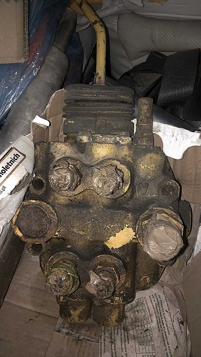 rozdzielacz hydrauliki z dźwigniami sterującymi JCB3 koparko-ładowarka
