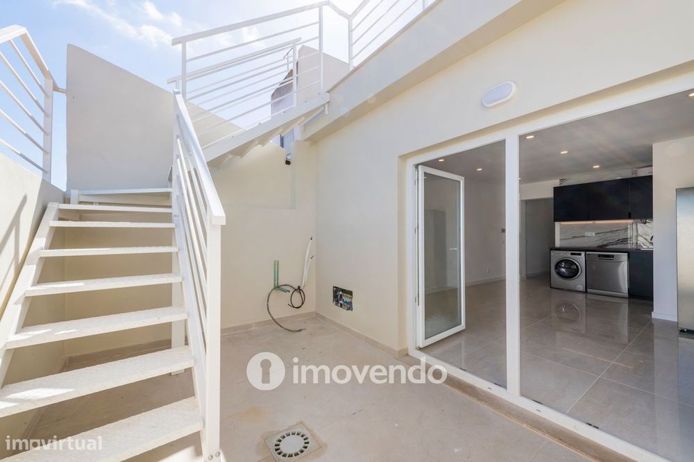 Moradia T2 com terraço, totalmente remodelada, em Ferragudo