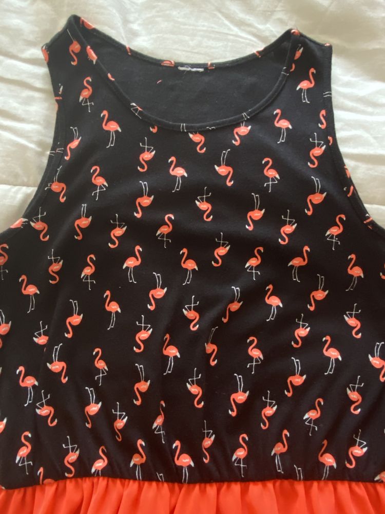 Vestido jovem comprido com flamingos