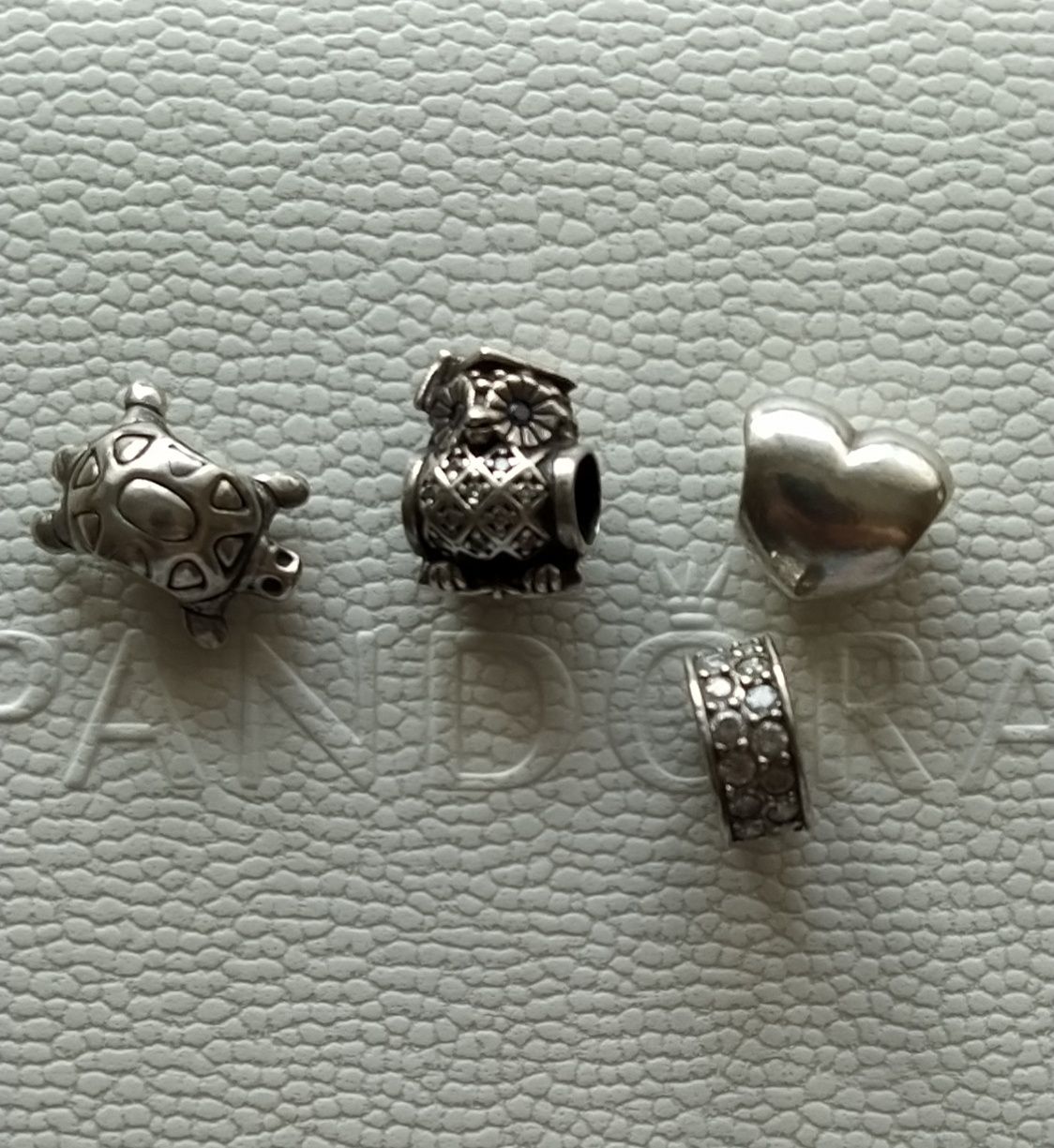 Продам оригинальный, серебряный браслет от Pandora с шармами.