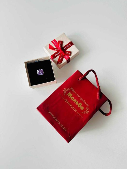 Перстень зі срібла з великим фіолетовим каменем