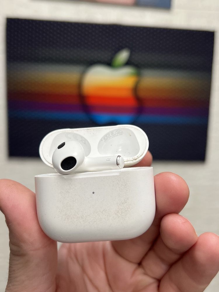 Продам наушник и кейс apple airpods 3 правый