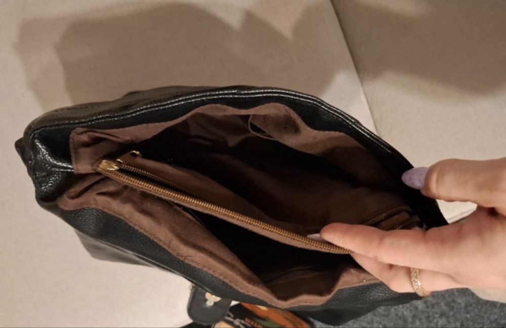 Czarna torebka z klamra jakółek