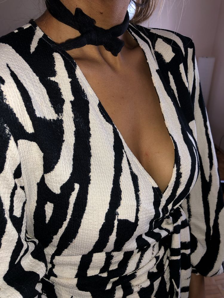 H&M czarno beżowa midi sukienka kreszowana zebra wiązana asymetryczna