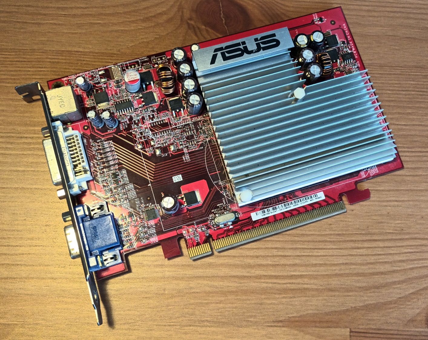 Placa gráfica PCIE Asus Radeon X1550 com 512 Mb de DDR2