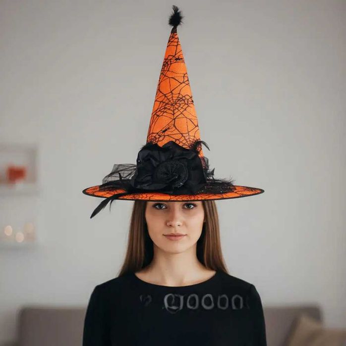 Капелюх відьми з трояндою