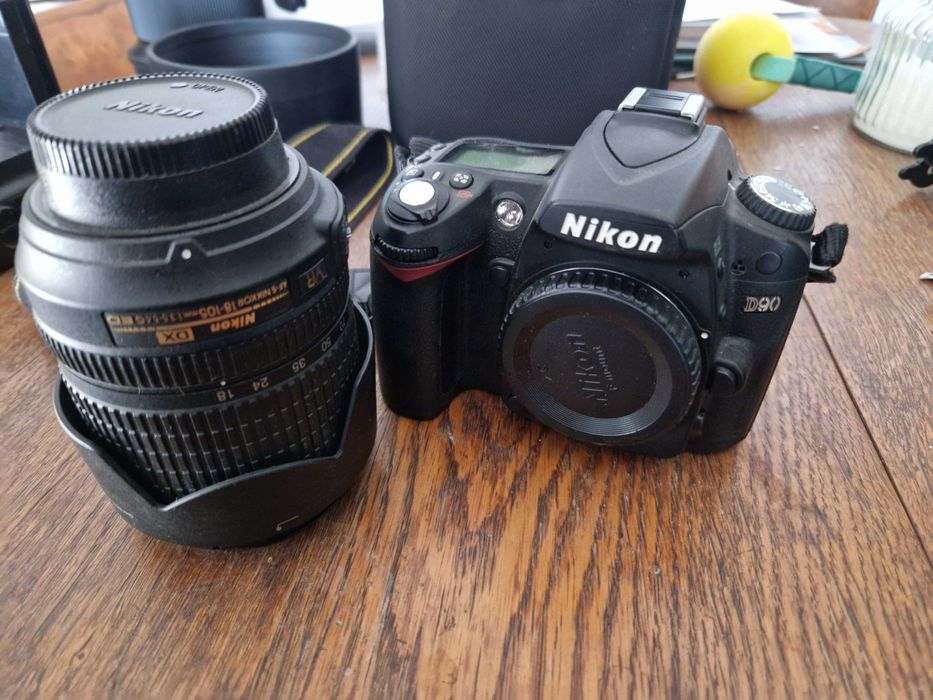 Lustrzanka cyfrowa Nikon D90 z obiektywem 18-105 mm.