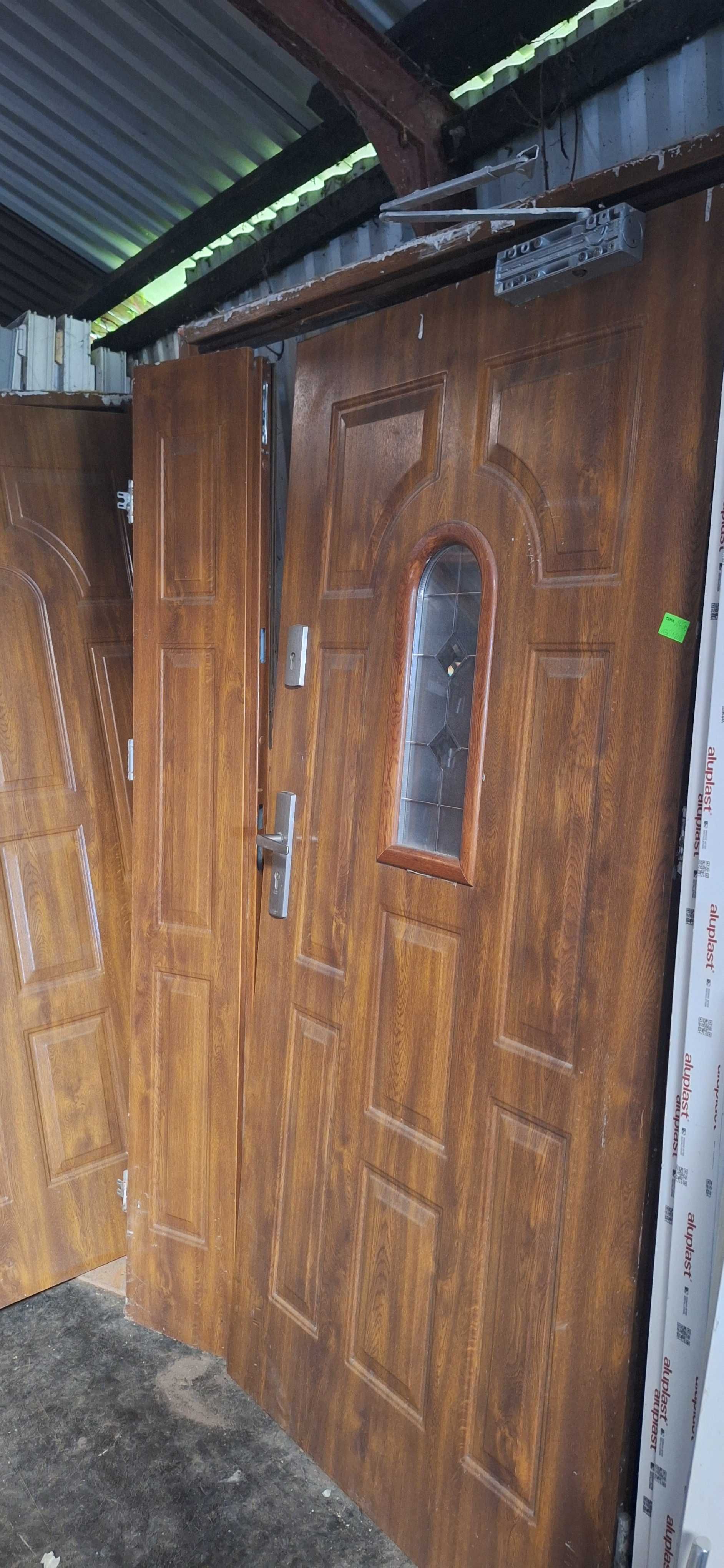 Zestaw drzwi zewnętrznych .