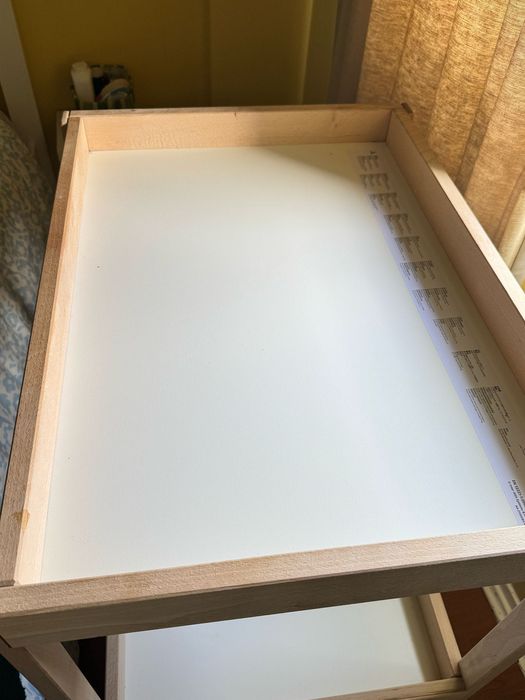 Trocador (muda fraldas) com todos encaixes e parafusos.