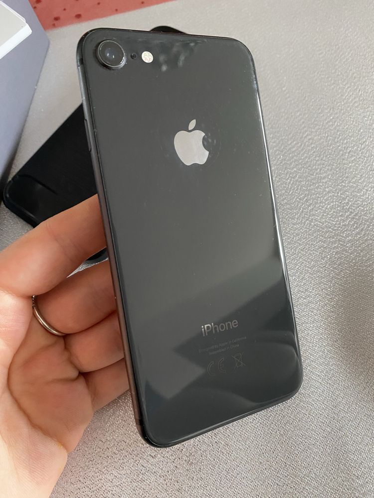 iphone 8 64gb ze słuchawkami