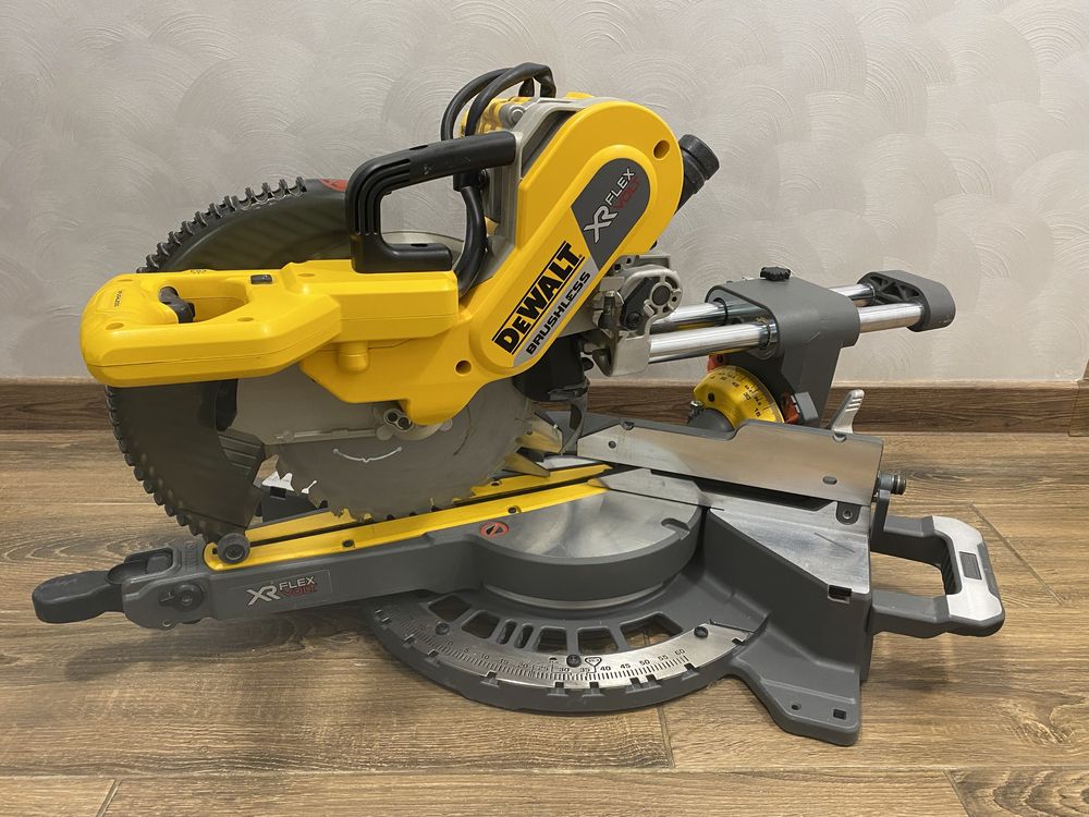 Торцовка акумуляторна DeWalt DCS 727