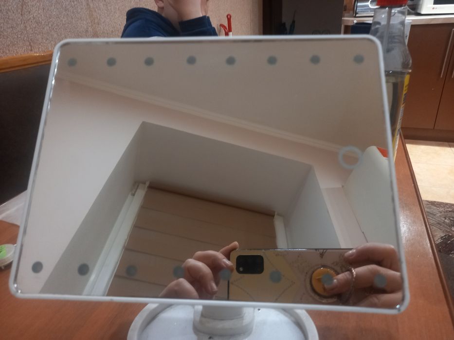 Дзеркало з підсвіткою
