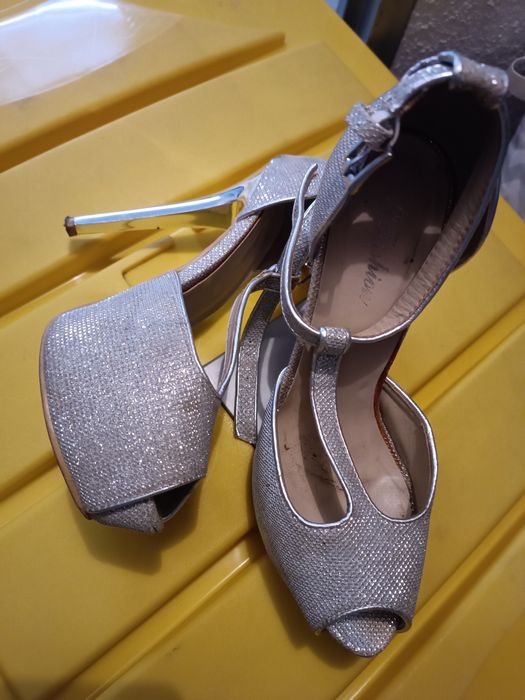 Sapatos salto alto prateados brilhantes
