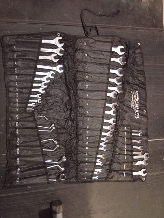 Zestaw kluczy używanych na płachcie i nasadowych cie