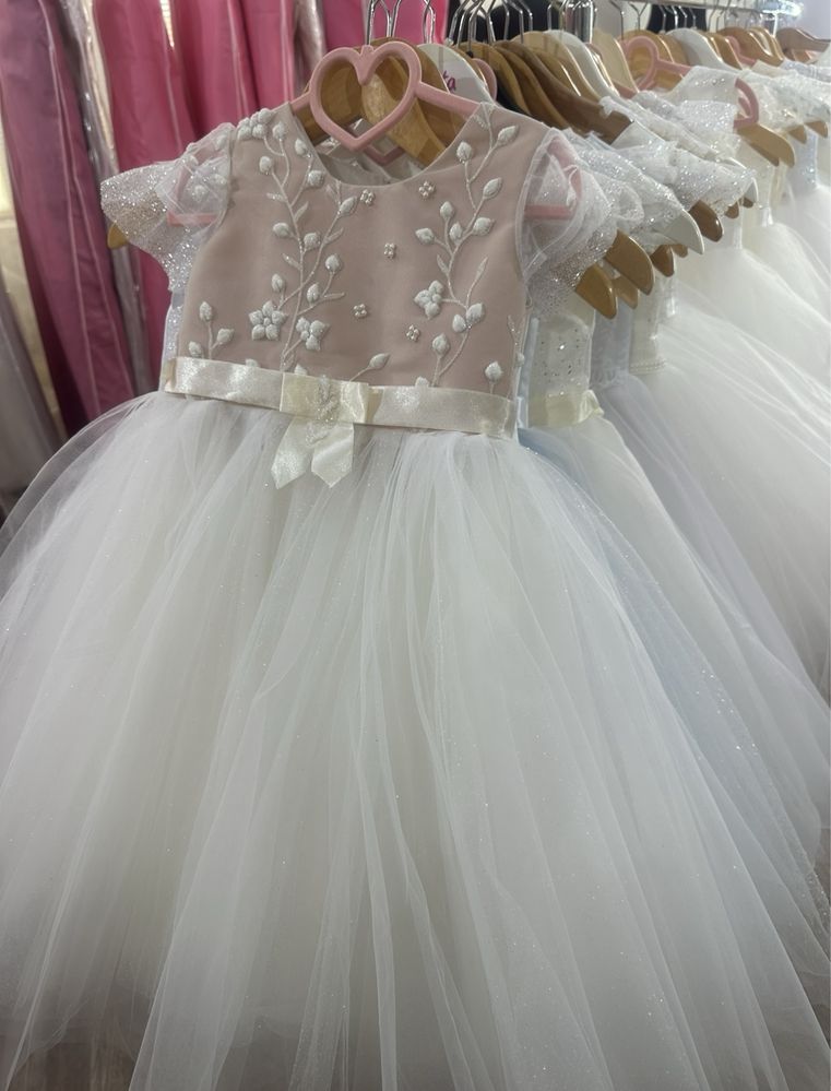 Нові нарядні сукні для дівчаток 2-7 років , 700 грн продаж