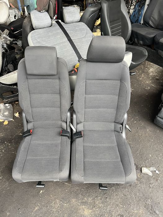 Продам сиденья зад ряд 2 шт фольц тоуран оригинал