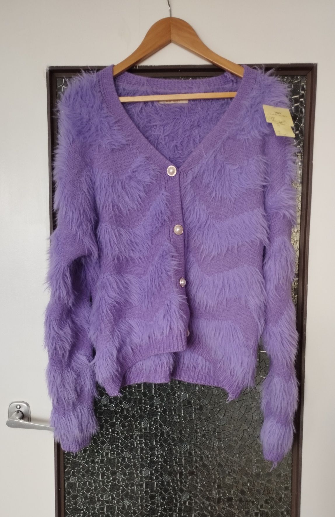 Gruby sweter zapinany na ozdobne guziki